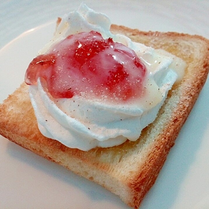 ホイップと苺ジャムの食パン